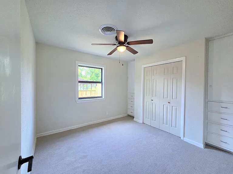 217 Ross Ave — Photo 6