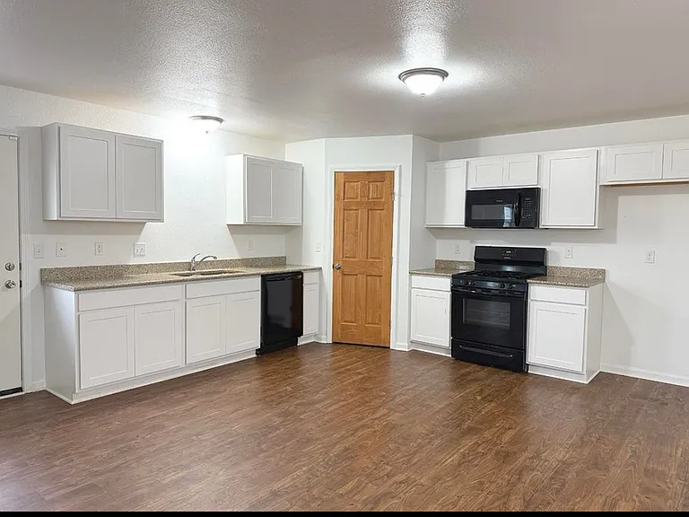 3064 Huntington Dr — Photo 8