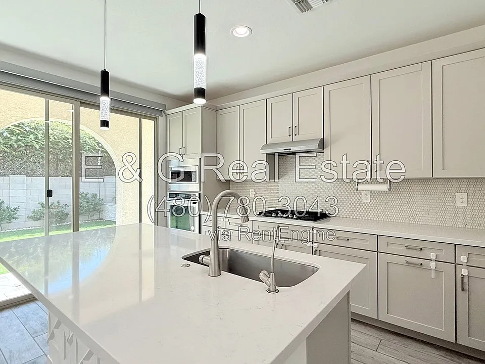 1419 E Town And Country Ln