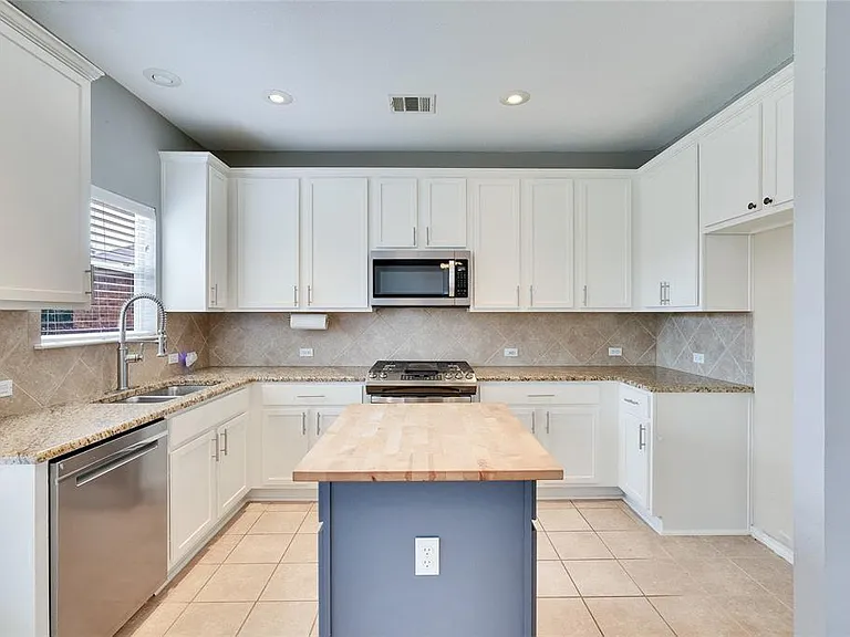 11129 Persimmon Gap Dr — Photo 4