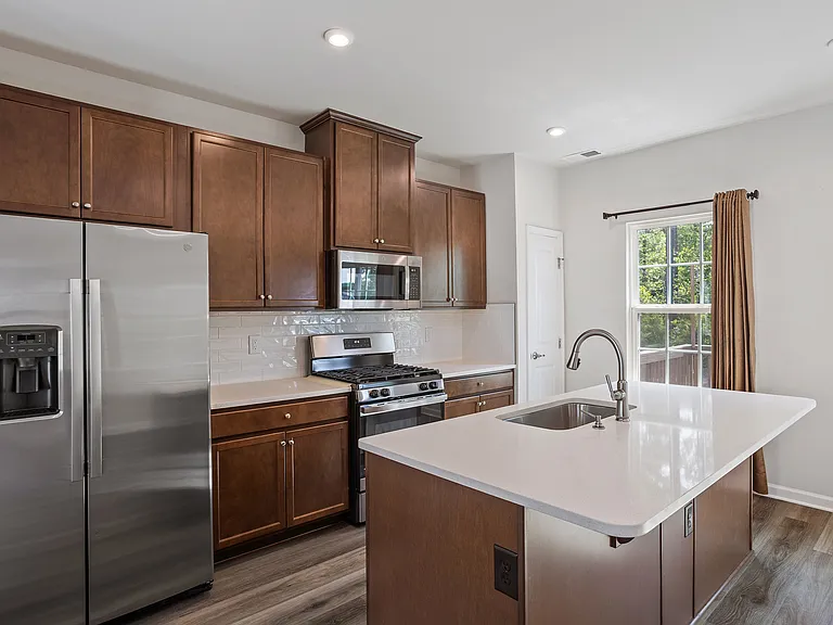 915 Romeria Dr — Photo 12