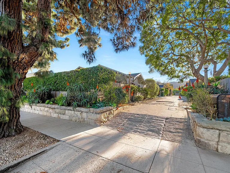 617 De La Vina St — Photo 2