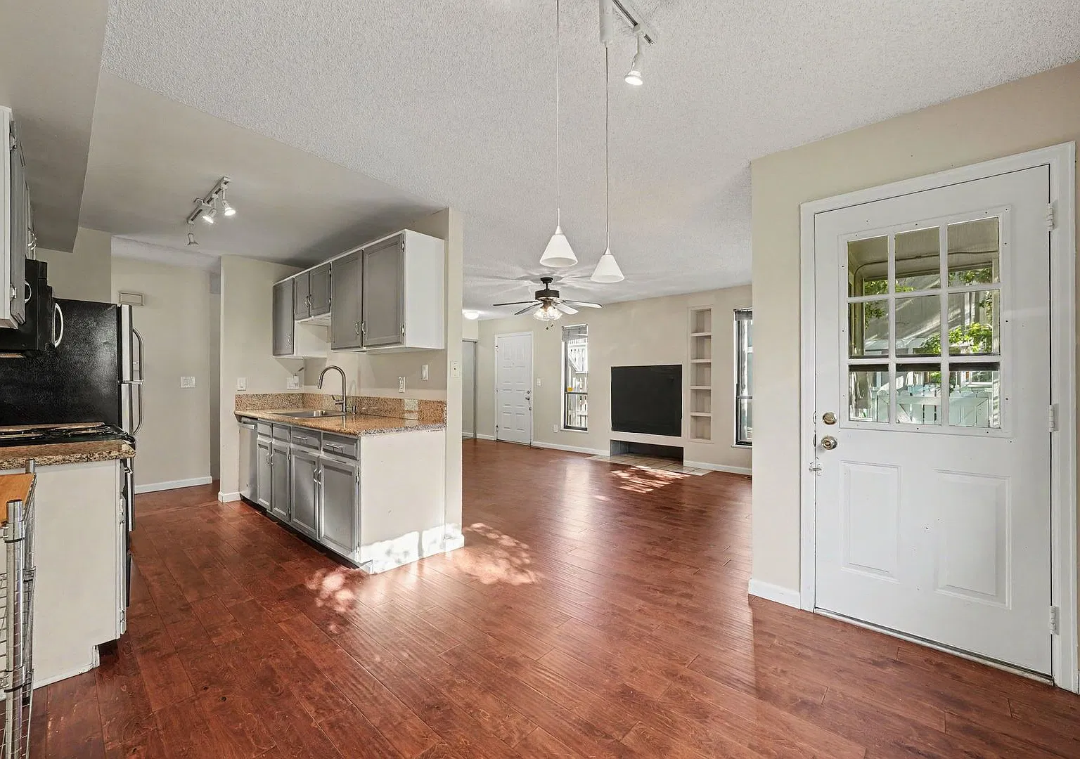 Spacious 2BR/2BA Corner Unit with Finished Basement, Private Patio & Garage — Photo 3