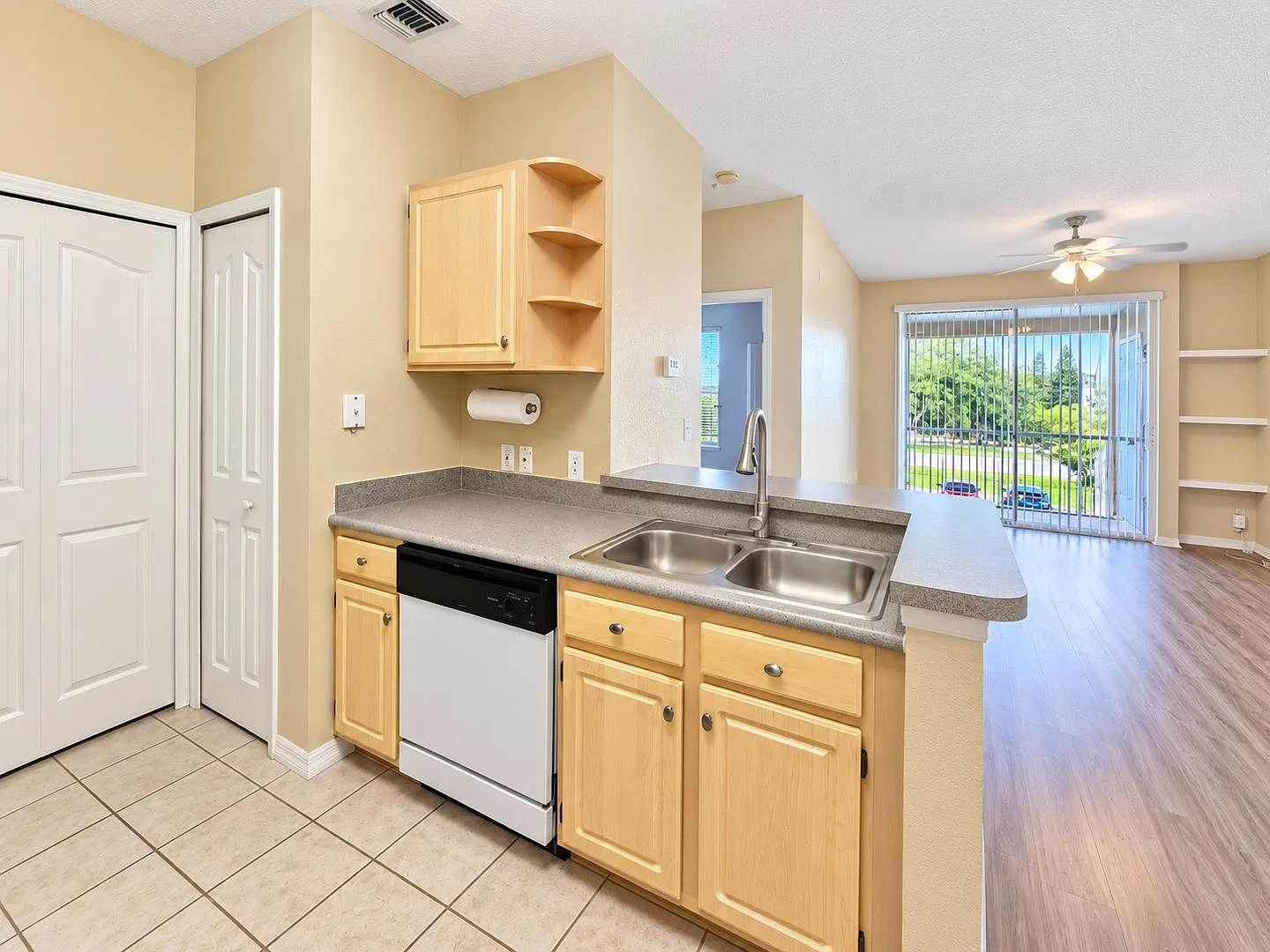 Move-In Special! Off Your First Month's Rent! 1/1 Gated Allegro Palm Resort-Style Amenities! — Photo 4