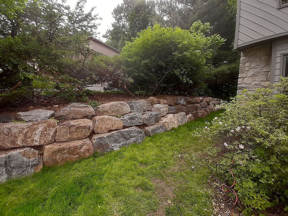 Boulder retaining wall