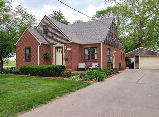 1223 68th St, Windsor Heights, IA 50324