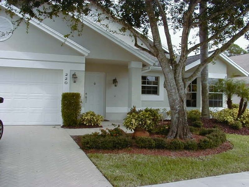 Lovely single family cottage in heart of mid-Jupiter!