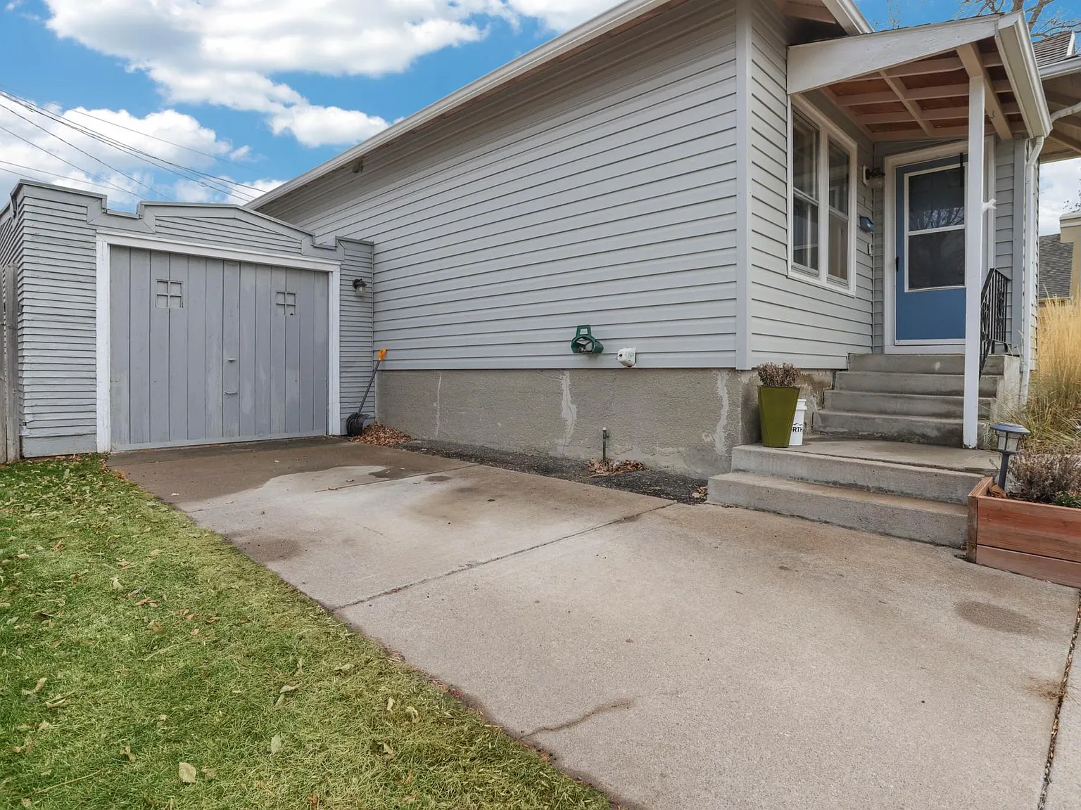 3 bed, 1200 sqft, $1,900 — Photo 2