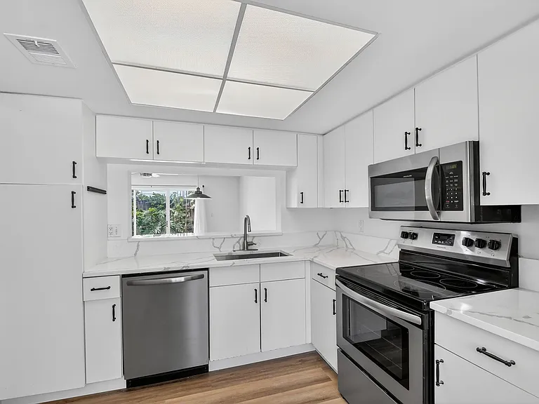 101 Half Moon Cir #B — Photo 14