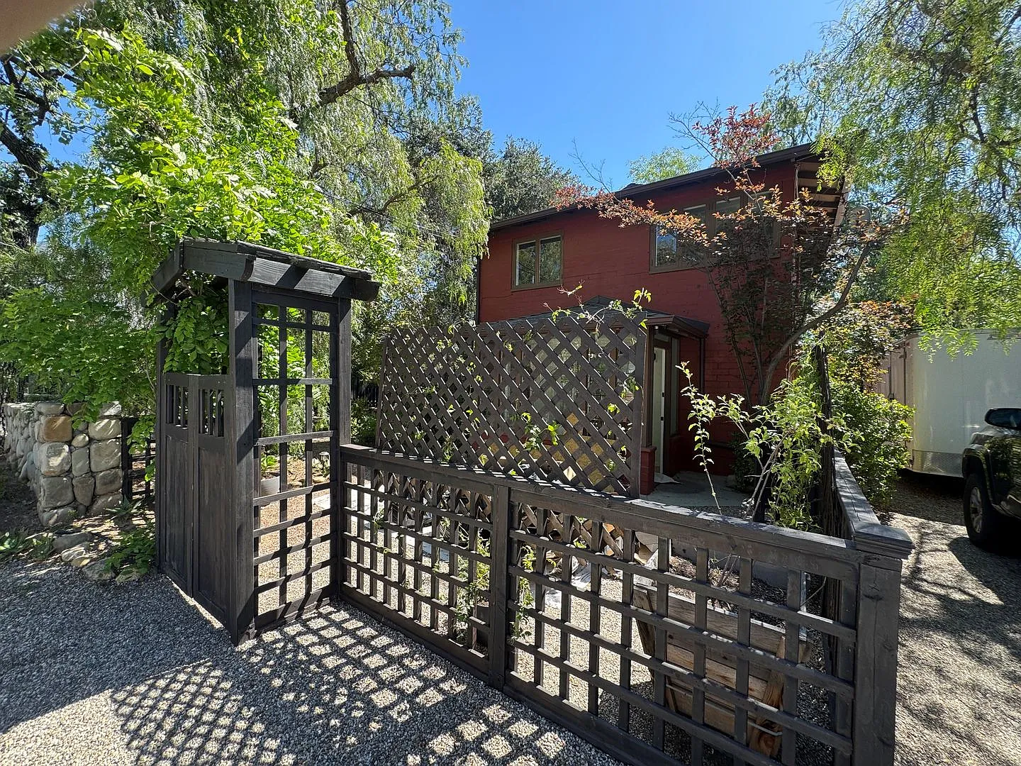 Charming 2 Bedroom Ojai Home with All Utilities Included — Photo 2