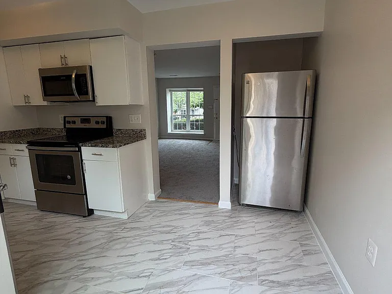 310 Lancaster Sq — Photo 6