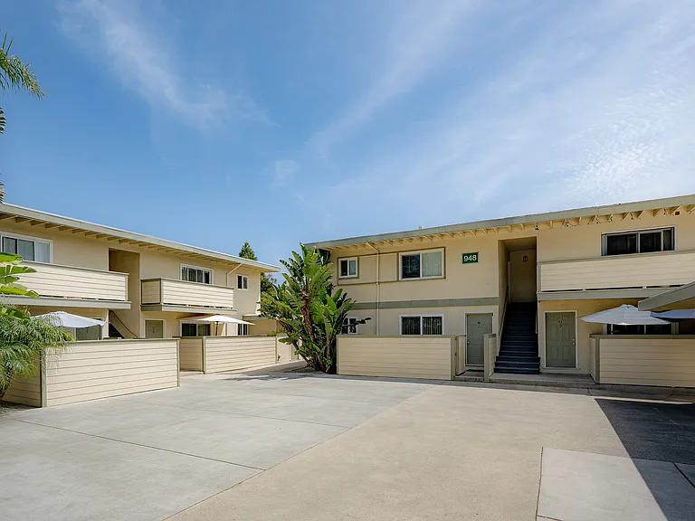 948 Ravenscourt EXT1