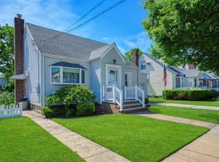 19 Winthrop St, New Hyde Park, NY 11040