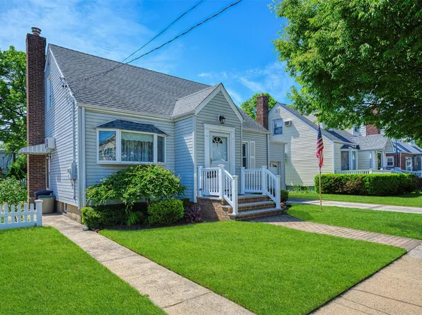 19 Winthrop Street, New Hyde Park, NY 11040