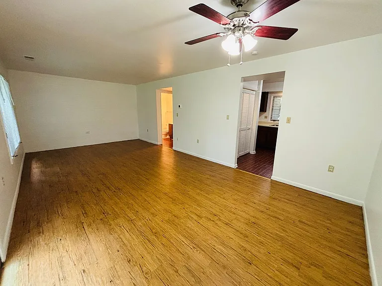 319 Shenandoah Cir — Photo 5