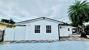 3180 SW 25th Ter — Photo 2