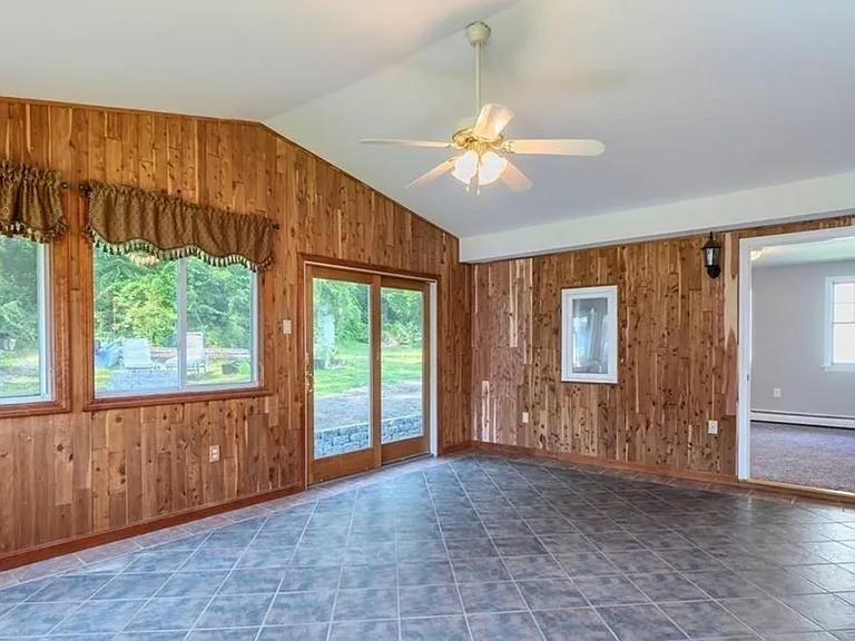 142 E Meadow Rd — Photo 9