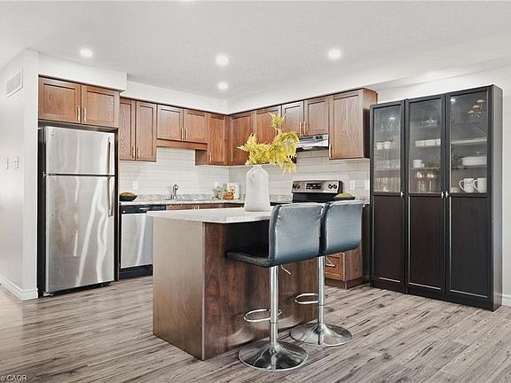 3rd image of 1989 Ottawa St S #47