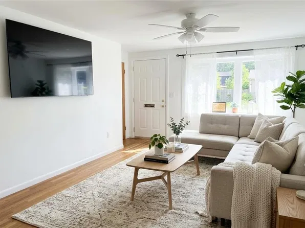 61 Calderwood Dr, Warwick, RI 02886