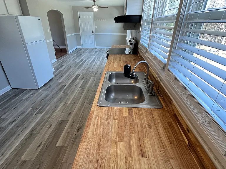 1312 E Harper Ave — Photo 2