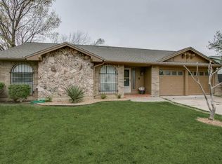 2912 Vineyard Dr, Arlington, TX 76015