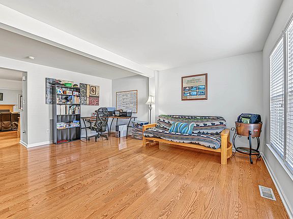 4th image of 286 Regents Cir