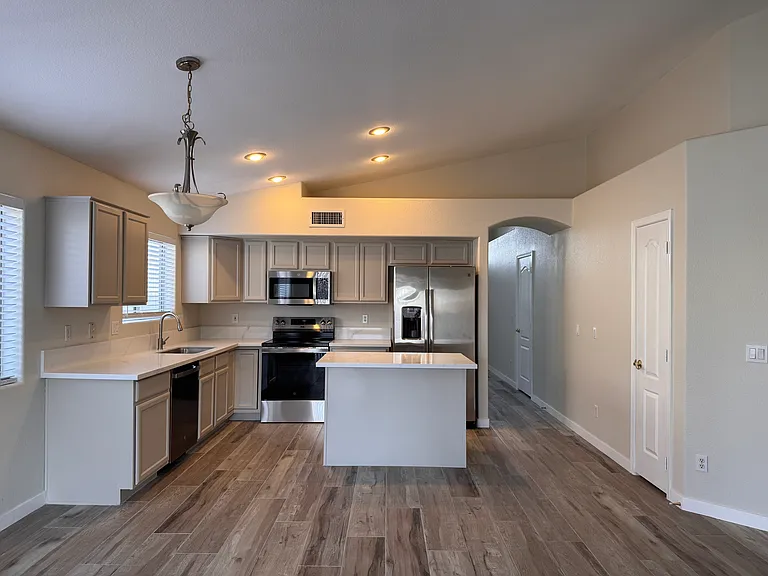 1606 W Kesler Ln — Photo 5