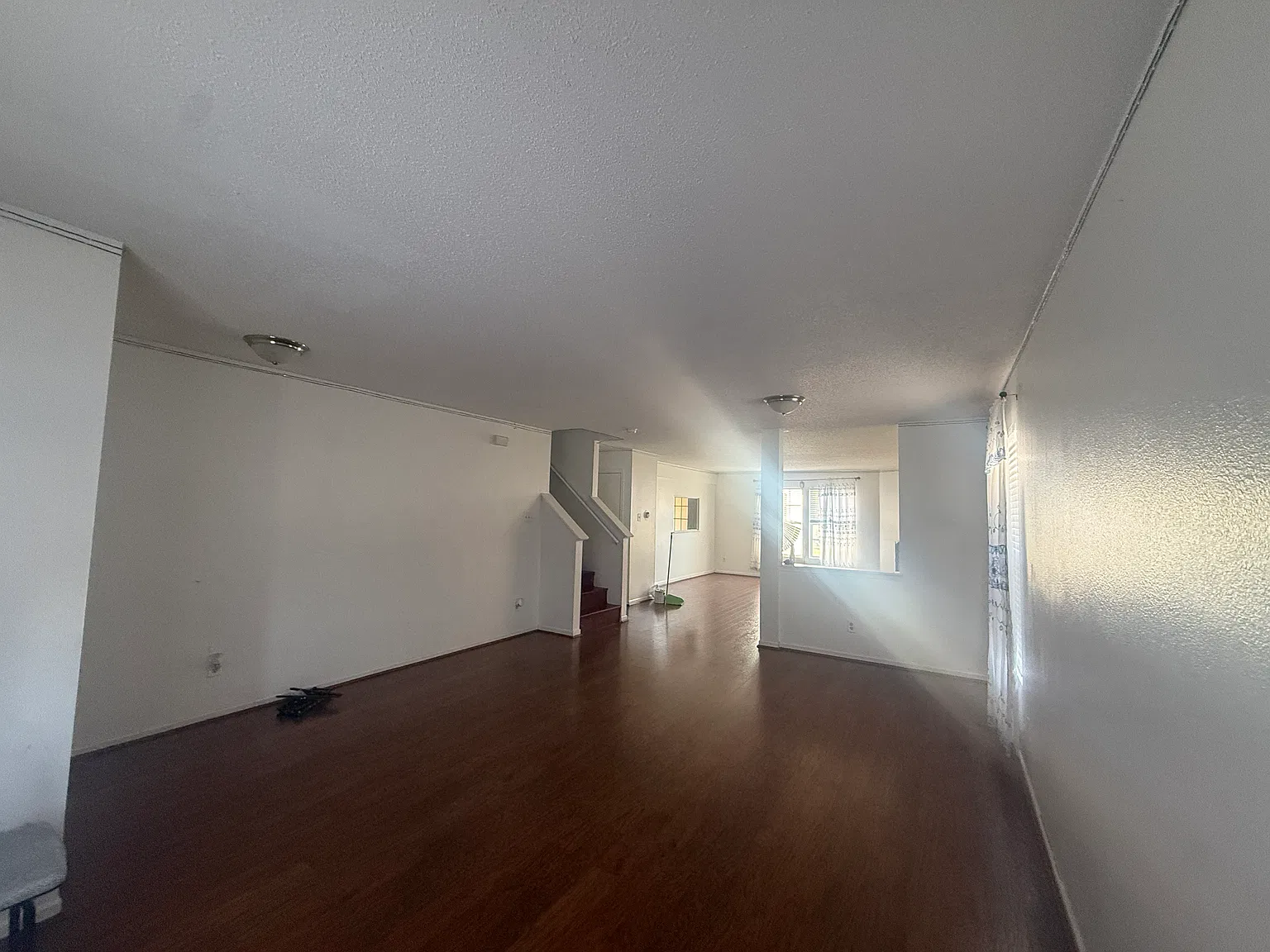 3 bed, 2.5 bath, 2396 sqft, $1,900 — Photo 3