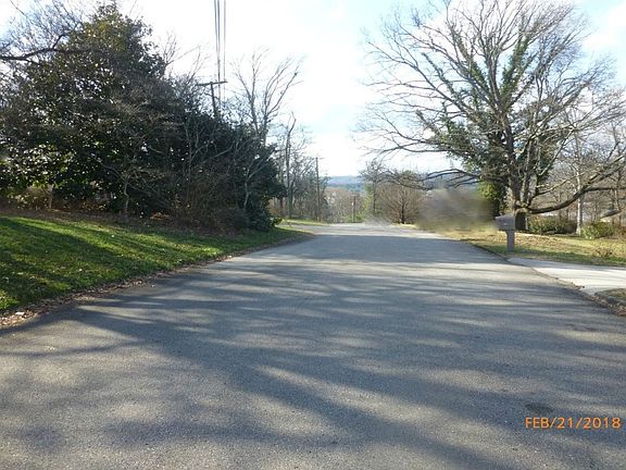 4th image of 221 Geneva Ln