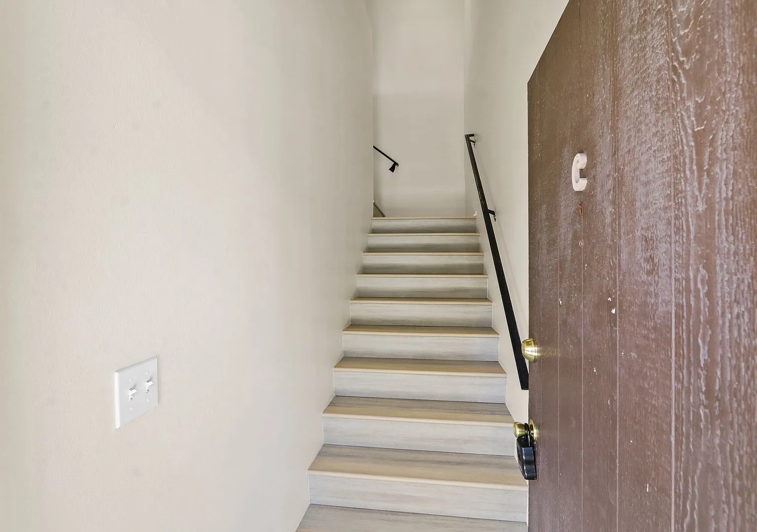 Bright and spacious upper-level 2-bedroom, 1-bath residence — Photo 4
