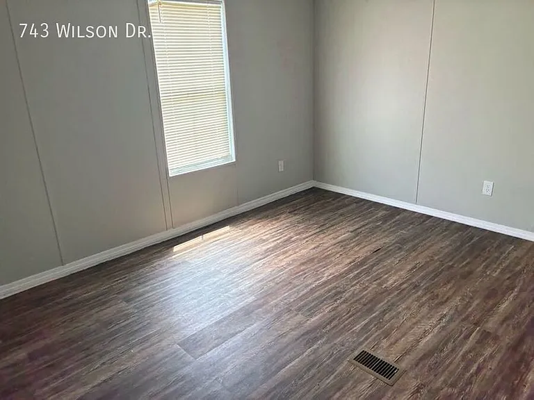 743 E Wilson Dr — Photo 14