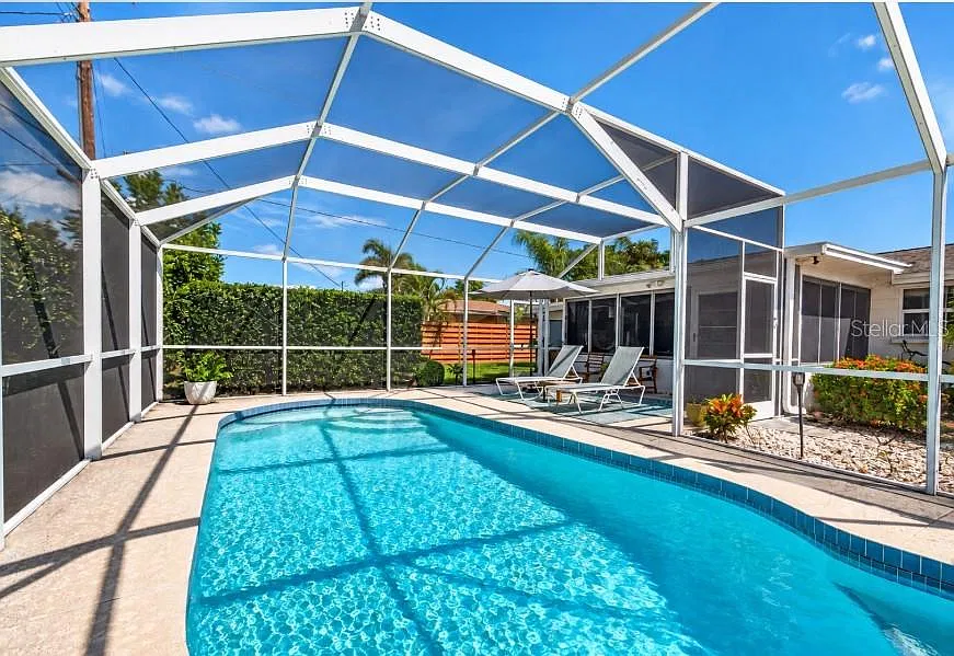 2 bed, 2.0 bath, 1299 sqft, $8,500 — Photo 4