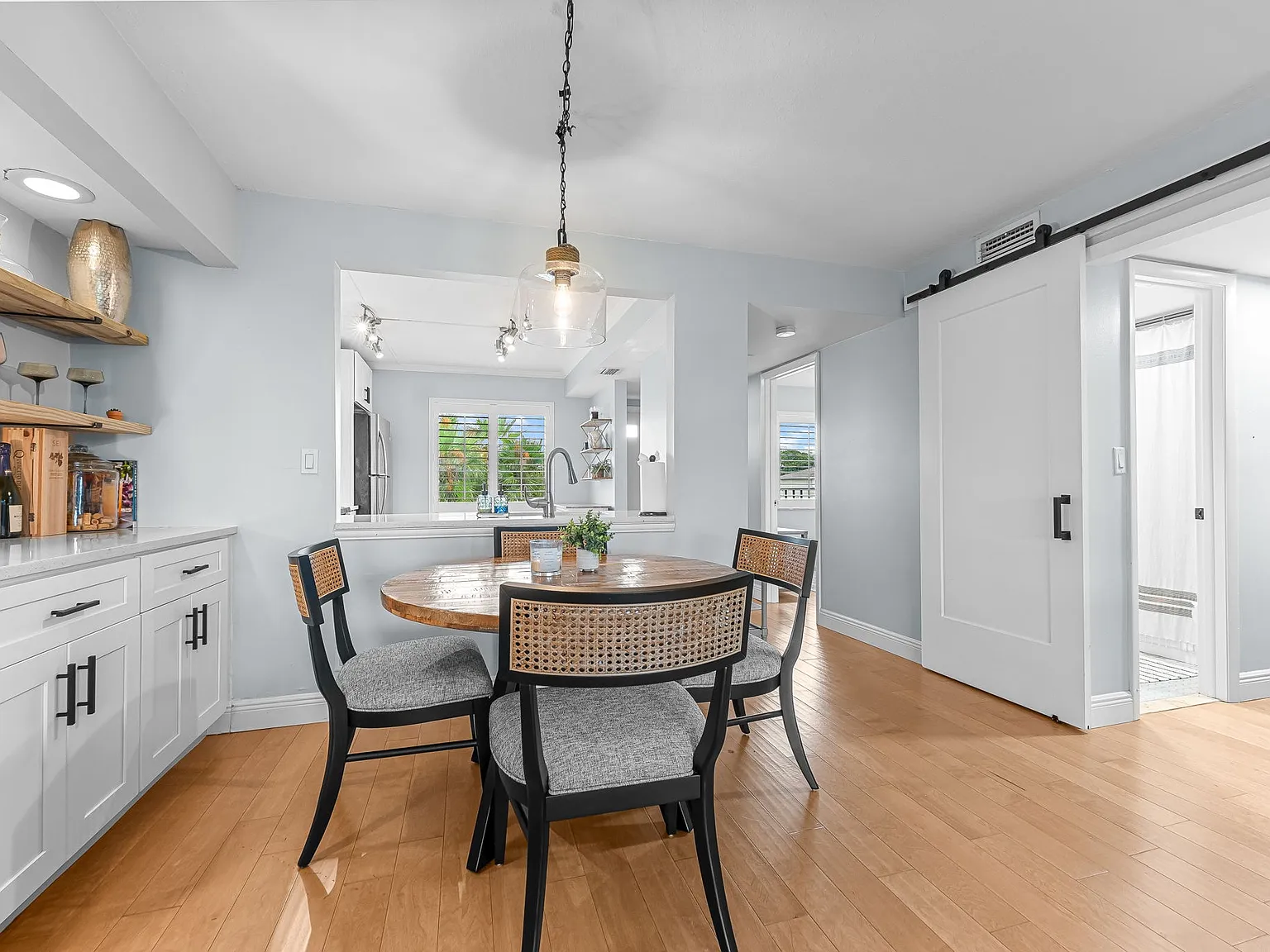 149 Palm Dr — Photo 2