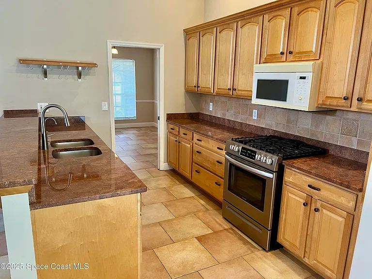 2372 Windham Dr — Photo 3