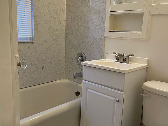4th image of 817 25th St APT 1B