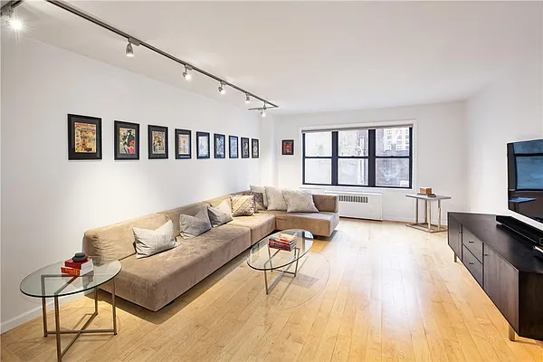 Sold by R New York | media 9