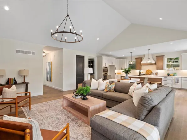 1031 Nana Ln, Saint Louis, MO 63131