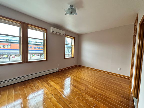 3rd image of 426 Bay St Floor 2