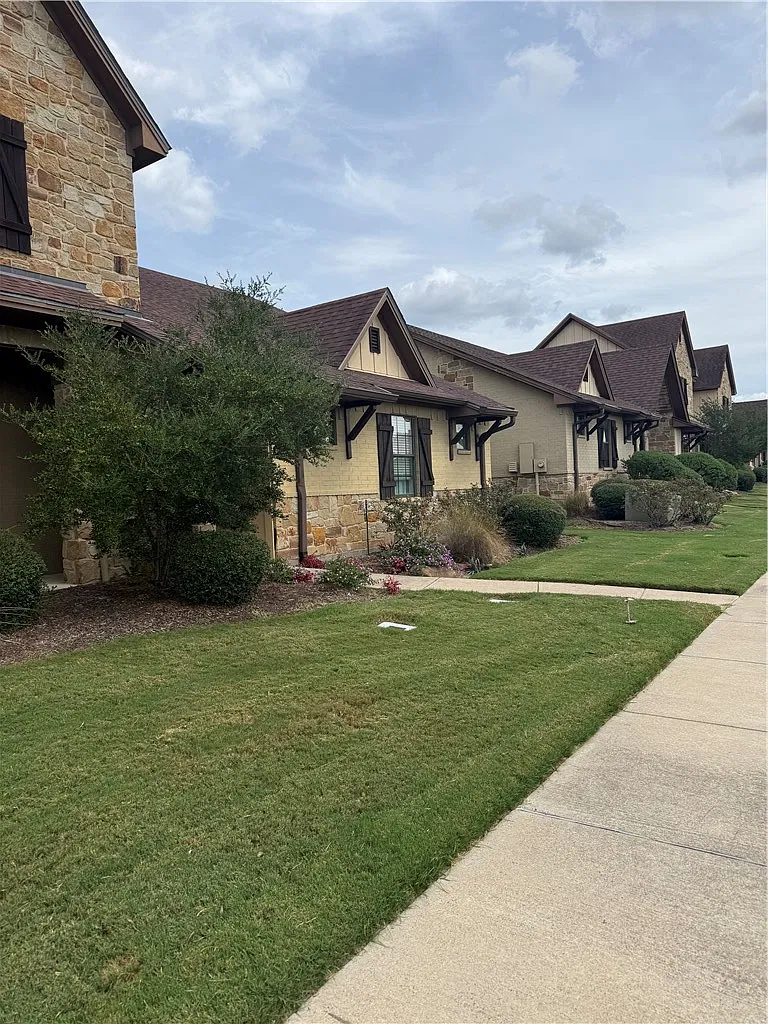 3 bed, 3.5 bath, 1693 sqft, $2,000 — Photo 2