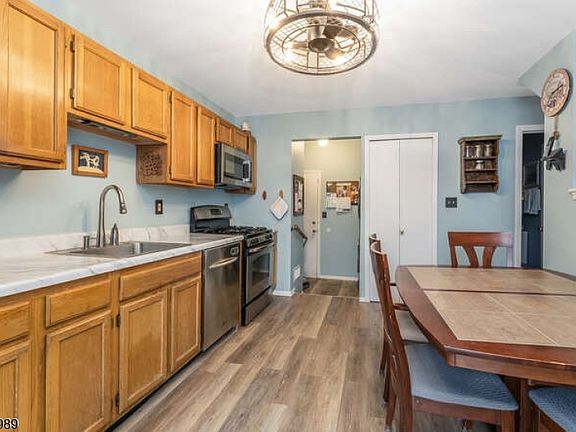 4th image of 275 Crabtree Ct