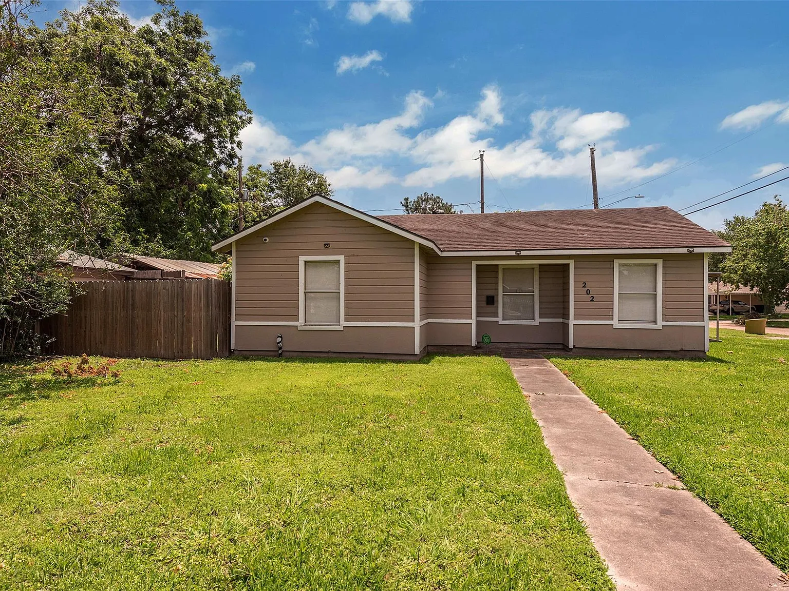 3 bed, 2.0 bath, 1370 sqft, $1,650 — Photo 1