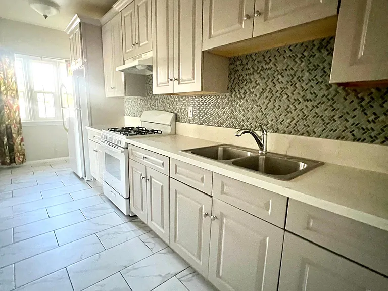1426 N Edgemont St #10 — Photo 5