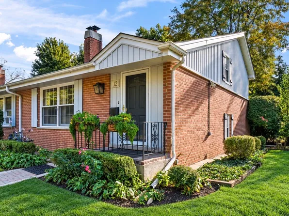 12 Robin Hood Ln, Northfield, IL 60093