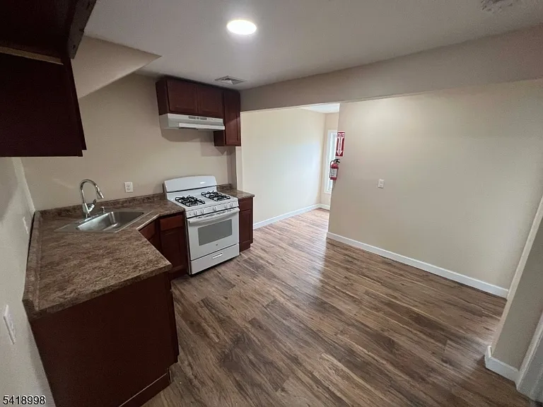 562 Summer St — Photo 7