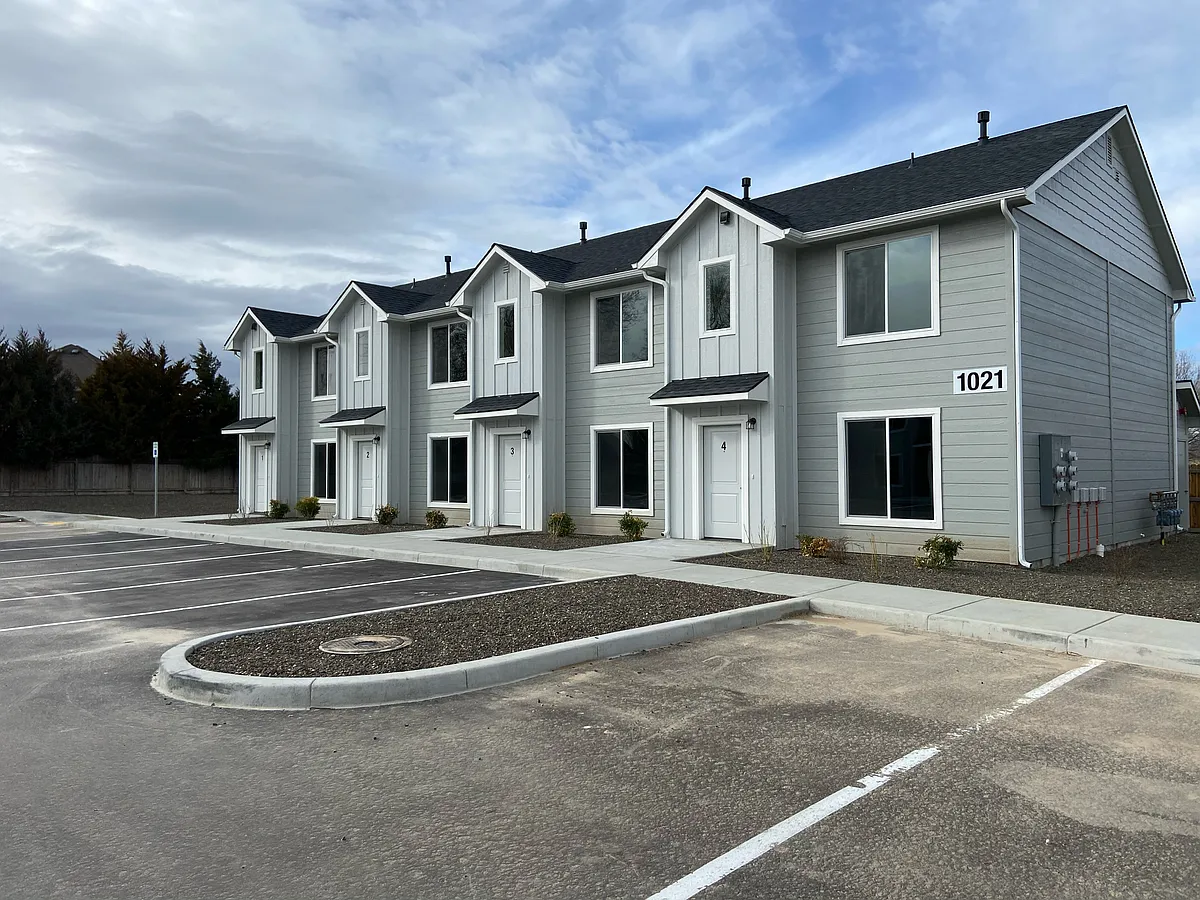Building Photo - 1021 E Iowa Ave #4