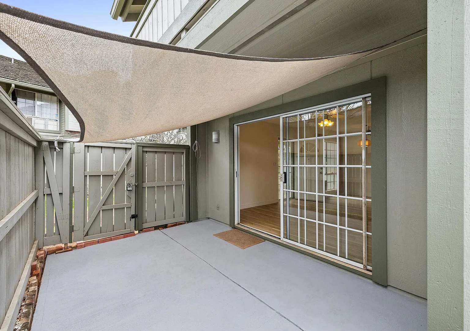 Pet Friendly - 2 bed /1 bath covered parking Waipio Gentry! — Photo 2