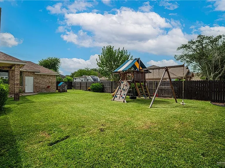 2425 Pebble St — Photo 33