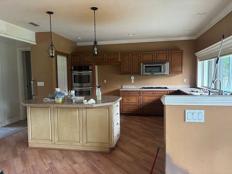 2nd image of 4945 Irving St