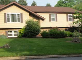 1735 Hamlet Dr, Macungie, PA 18062