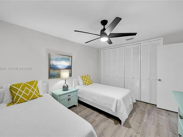 1138 N Lucerne Ave — Photo 15